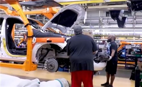 工人掄錘直接敲 道奇汽車底特律工廠生產車間曝光 網友直呼落后